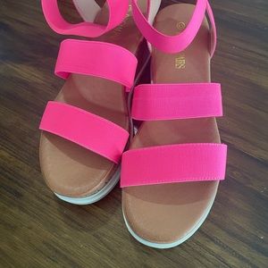 Dreamworld neon pink sandals size 8.5